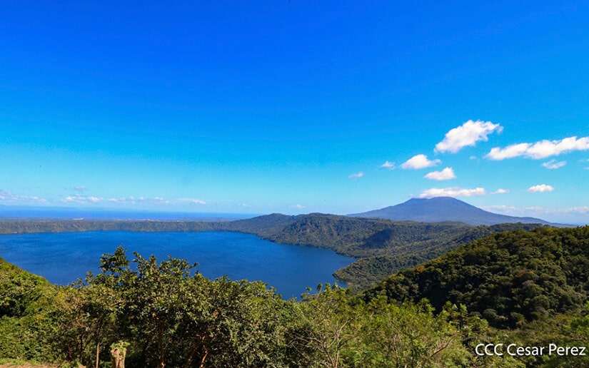 Nicaragüenses disfrutan espectacular vista en el Mirador de Catarina