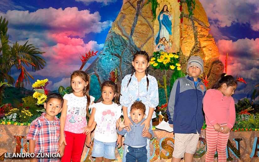 Familias disfrutaron de los altares en la avenida de Bolívar a Chávez