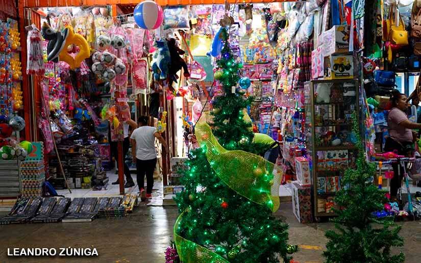 Luces, juguetes y pólvora a disposición de las familias en los mercados de Managua