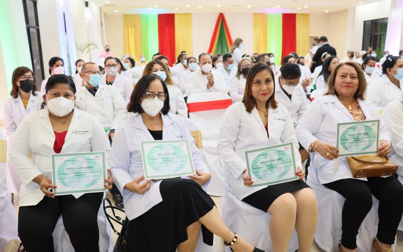 Instituto de Medicina Natural celebra aniversario con graduación de diplomados