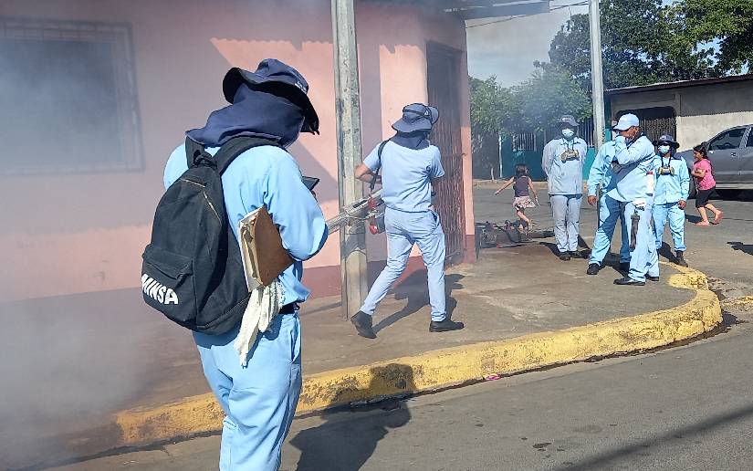 Brigadistas de salud realizan jornada de fumigación en barrio Boer de Managua