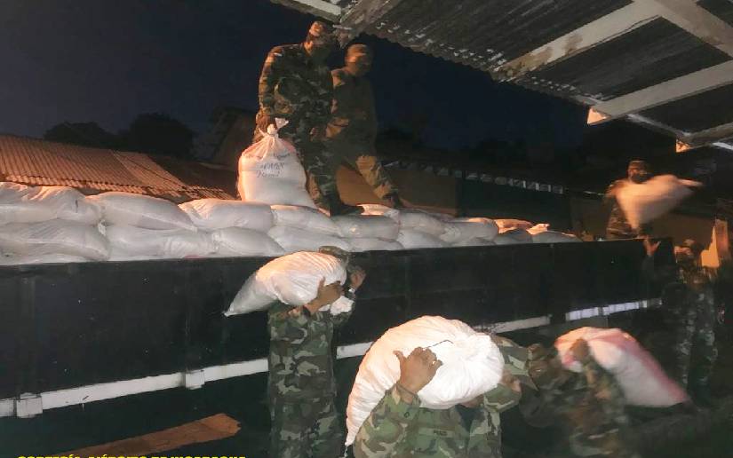 Ejército de Nicaragua realiza descargue de paquetes alimenticios en Río San Juan