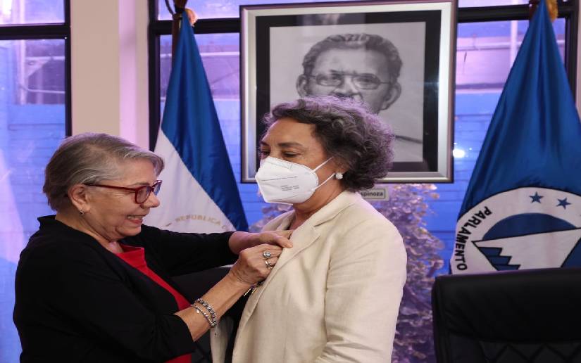 Nicaragua entrega condecoración a diputados al Parlacen que finalizan período