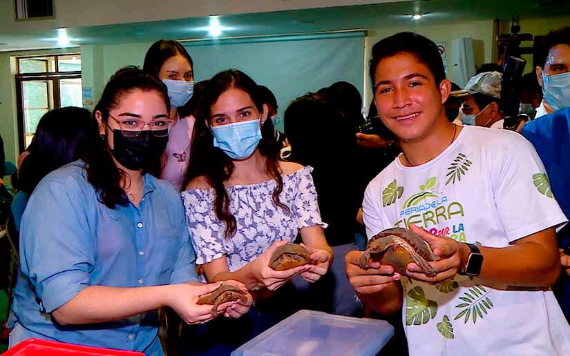 Jóvenes participan en feria de flora y fauna exótica en la UAM