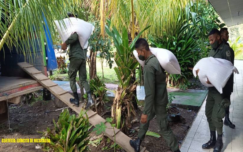 Ejército de Nicaragua realiza carga de bono tecnológico en Siuna, Caribe Norte