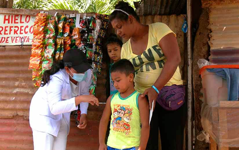 Brigada de batas blancas en jornada de vacunación anticovid en Ciudad Sandino