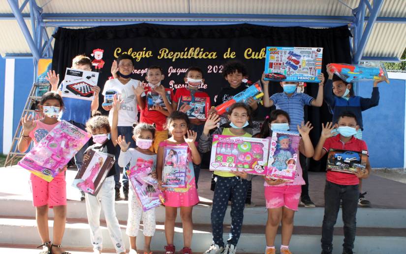 Niñez de colegios públicos reciben juguetes enviados por el Gobierno Sandinista