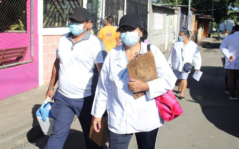 Brigadas inmunizan contra la Covid-19 a familias del barrio Tierra Prometida
