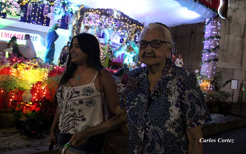 Familias disfrutan víspera de Navidad en Avenida de Bolívar a Chávez