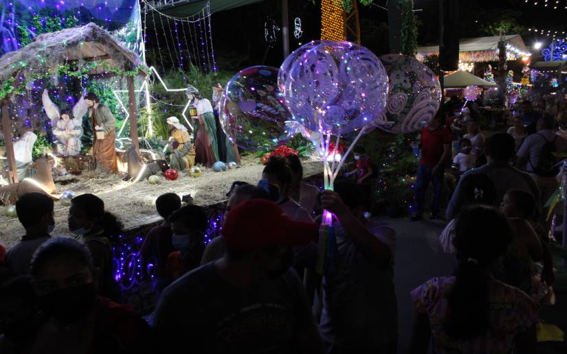 Nacimientos dedicados al Niño Dios brillan en la Avenida de Bolívar a Chávez