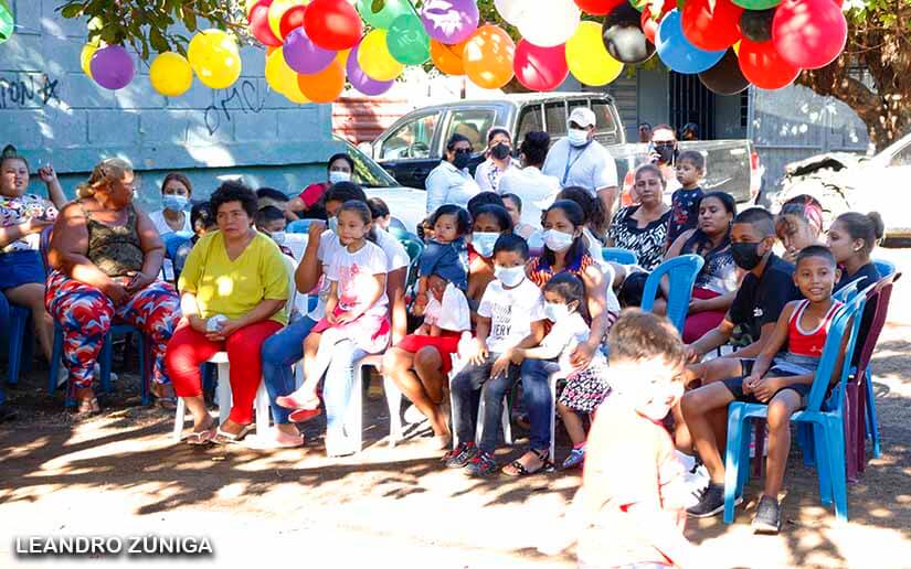 Niñez del distrito II celebra fiestas decembrinas con bailes y quiebra piñatas 