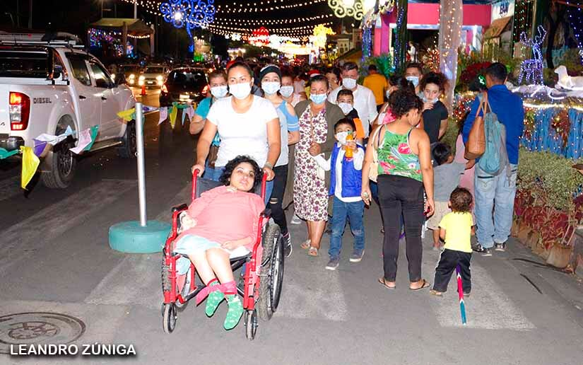 Familias disfrutan en unión y ambiente navideño la Avenida Bolívar en Managua