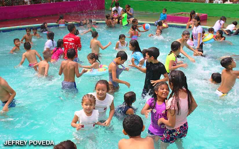 Familias disfrutan de las piscinas de Xilonem en Año Nuevo