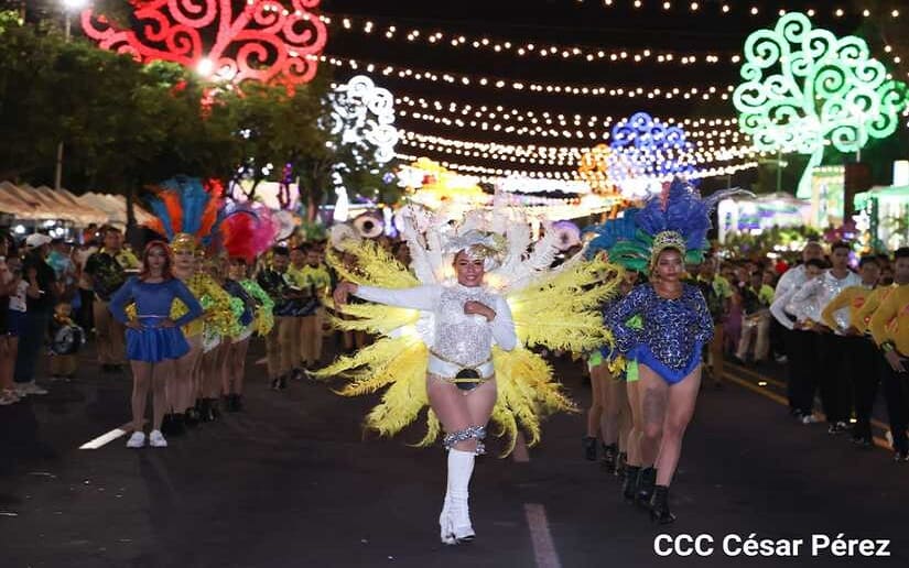 Colorido Carnaval de Año Nuevo en la Avenida de Bolívar a Chávez