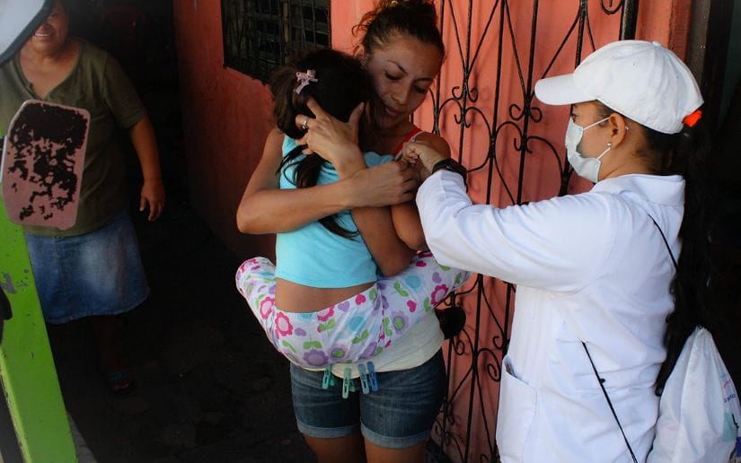 Brigadas vacunan casa a casa contra la Covid-19 en el barrio Mirna Ugarte