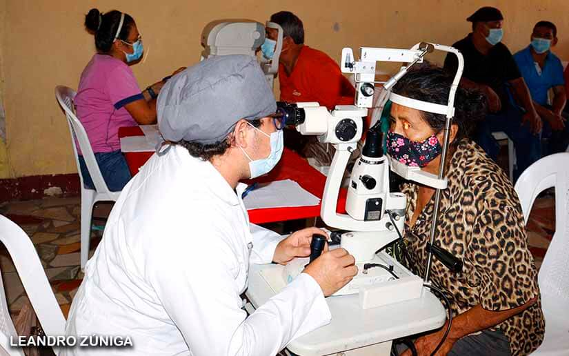 Pobladores del barrio Pablo VI reciben atenciones oftalmológicas gratuitas