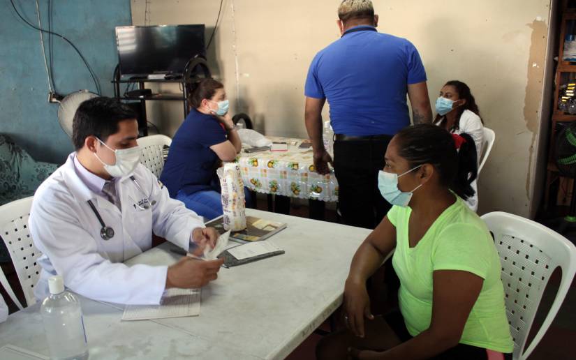 Pobladores del barrio Cristo del Rosario reciben atención médica especializada