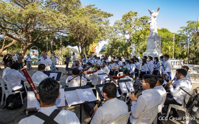 Coros y orquestas sinfónicas estudiantiles dedican serenata a Rubén Darío