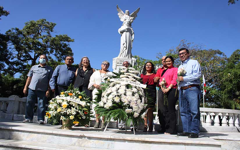 Circulo Literario del Adulto Mayor deposita flores en el monumento a Rubén Darío