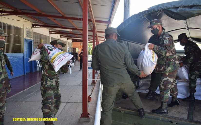 Ejército realizó cargue, traslado y descargue de merienda escolar 