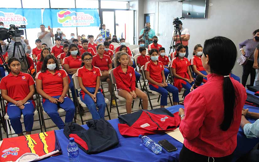 Alcaldía de Managua entrega material deportivo al club de natación Leones Marinos