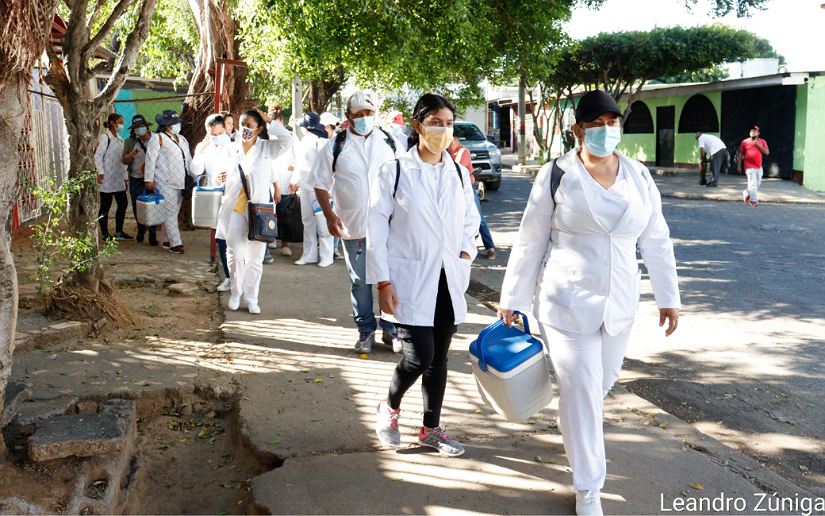 Ejército de batas blancas inmunizan a más familias en el barrio Hilario Sánchez