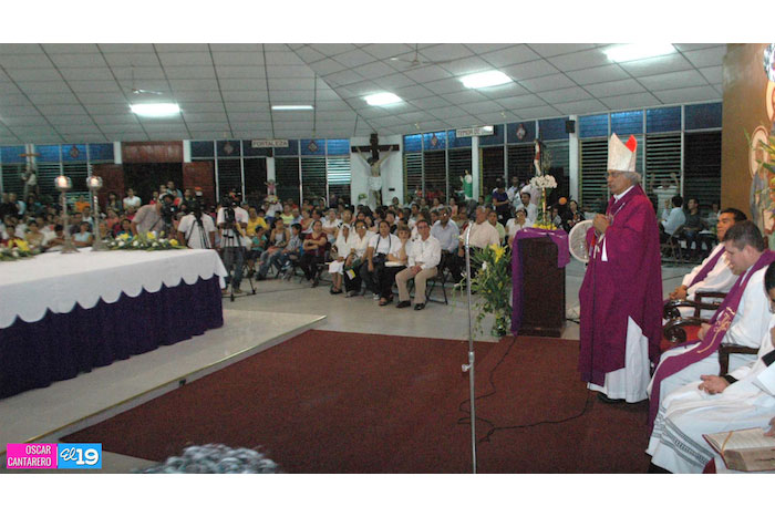 Feligreses de parroquia Espíritu Santo reciben gozosos a Cardenal Brenes