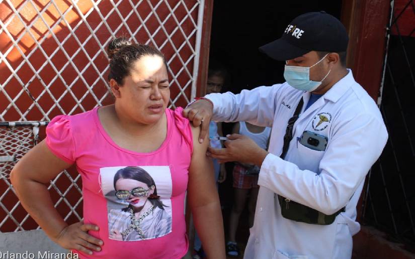 Vacunación voluntaria contra la Covid-19 llega al barrio San Ignacio en Managua