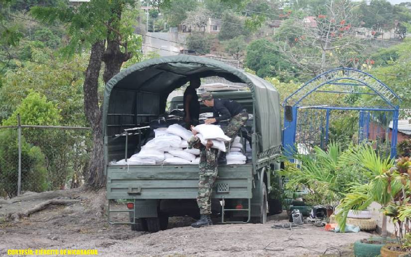 Ejército participa en traslado y descargue de merienda escolar en Chontales