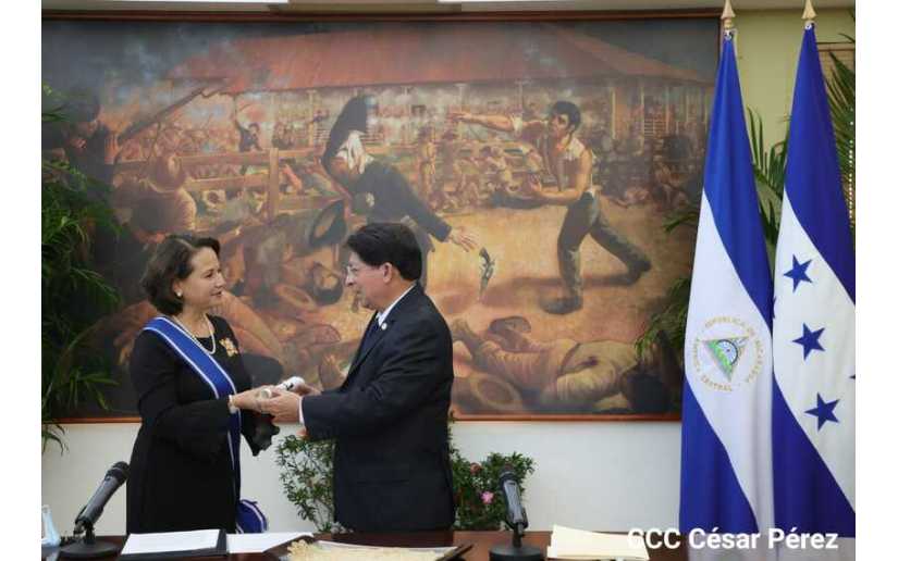 Nicaragua entrega Orden José de Marcoleta a Embajadora de Honduras