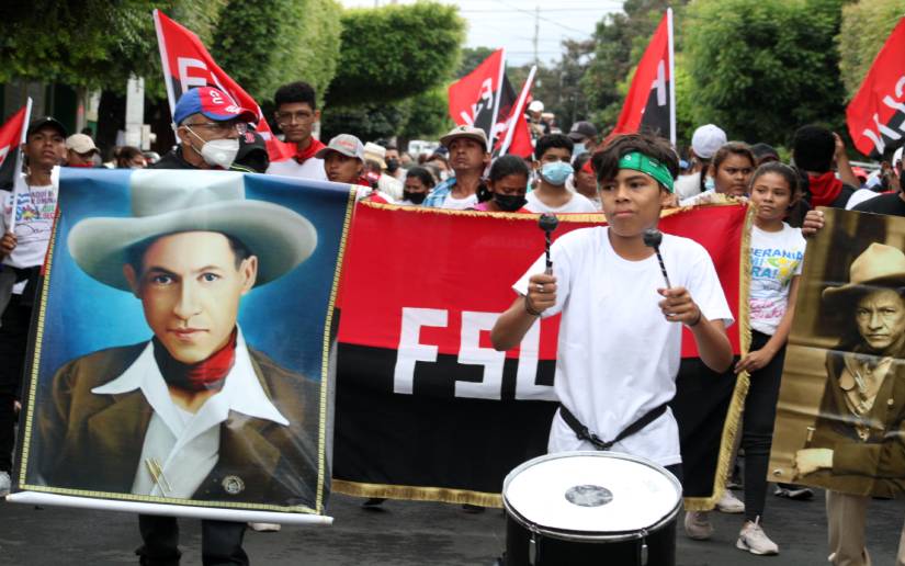 Militantes Sandinistas participan en desfile en homenaje al General Sandino