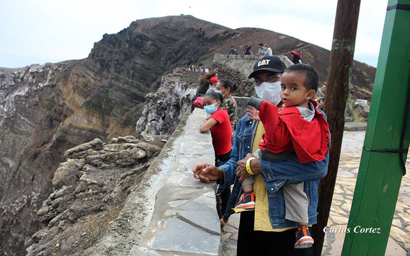 Turistas disfrutan de impresionante recorrido por el Parque Nacional Volcán Masaya