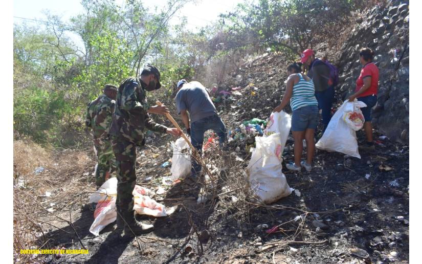 Ejército de Nicaragua participa en jornada de limpieza en el río El Gallo, Chinandega