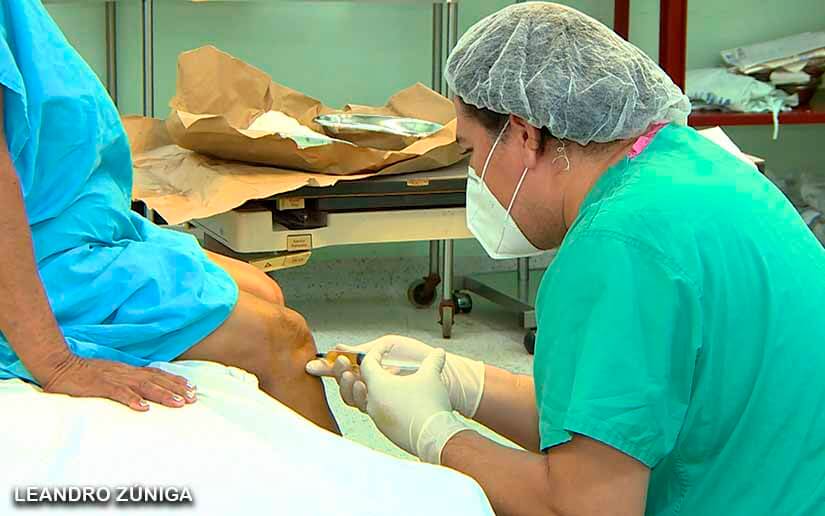 Jornada gratuita de aplicación de plasma en las rodillas a personas con desgastes