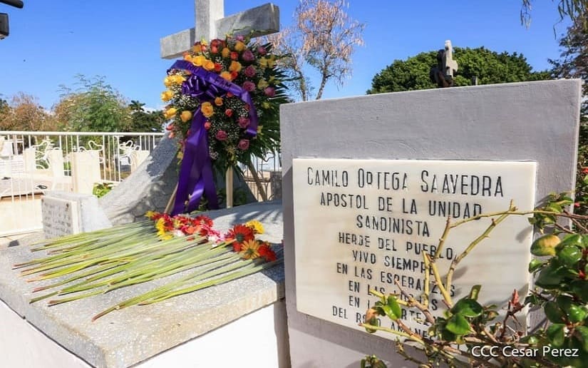 Una flor para Camilo en el 44 aniversario de su paso a la inmortalidad