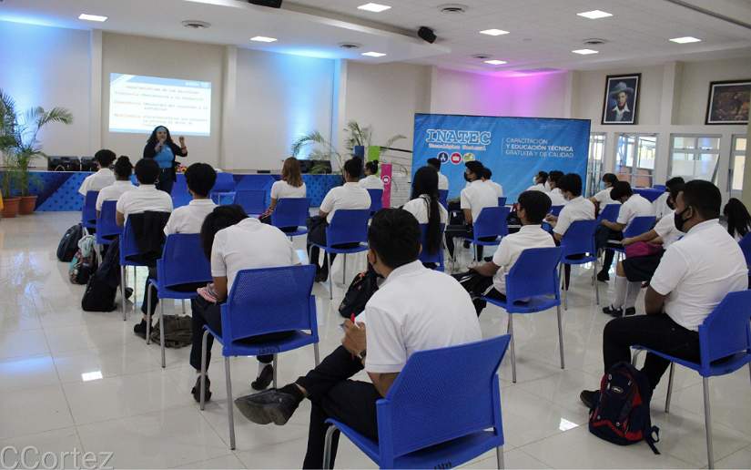 Protagonistas de la educación técnica en intercambio sobre prevención de adicciones