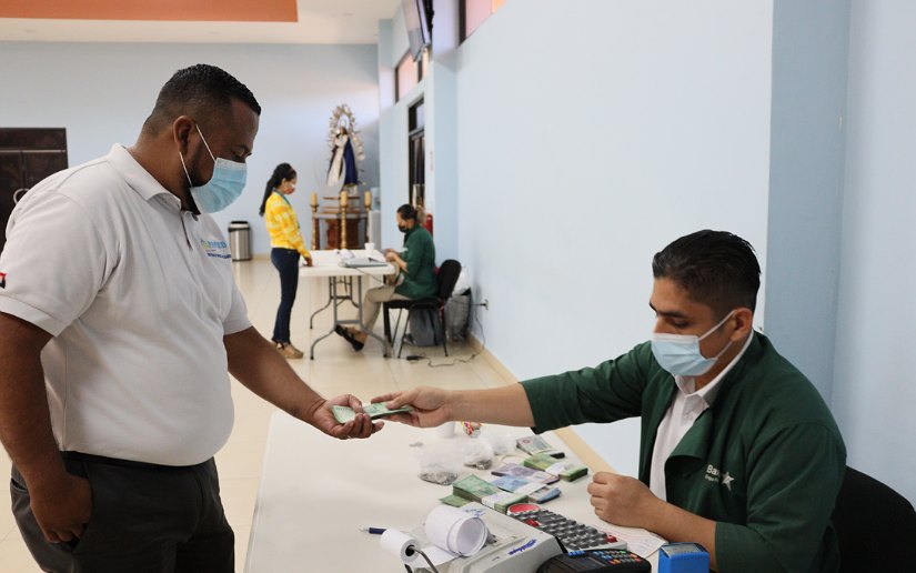 Servidores públicos del Ministerio de Educación reciben pago adelantado de marzo
