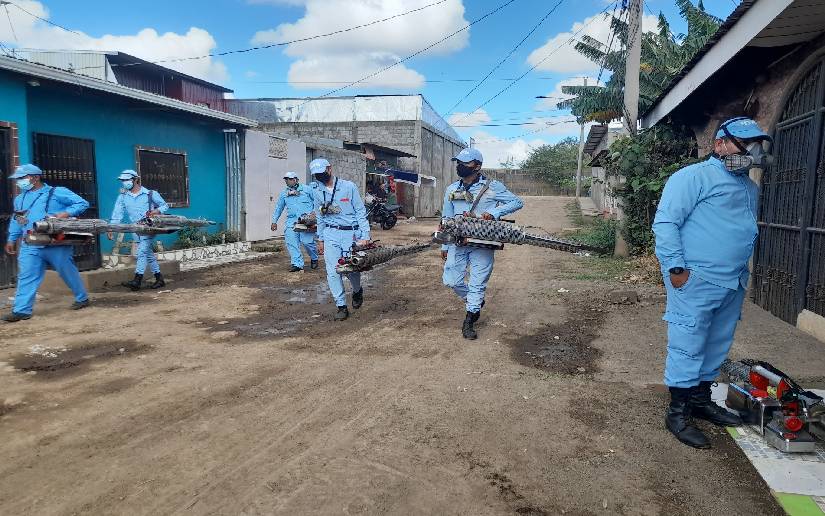 Permanente jornada de fumigación llega al barrio Villa Nueva Nicaragua
