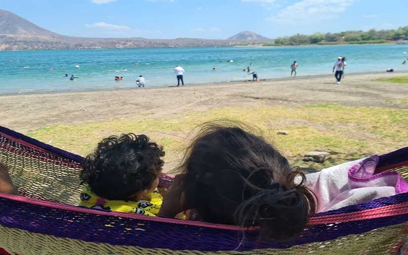Familias se refrescan en las aguas de Xiloá