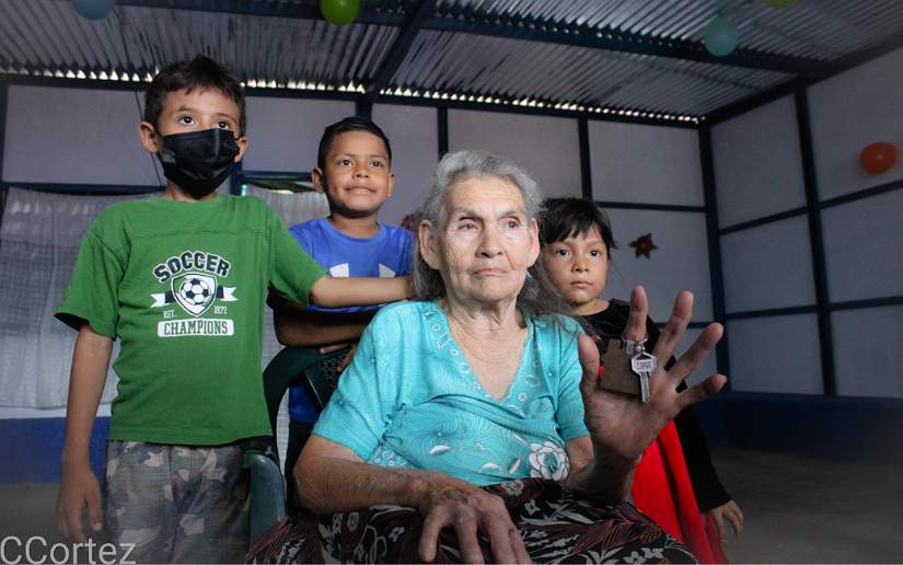 Entregan vivienda digna a familia en el barrio Georgino Andrade