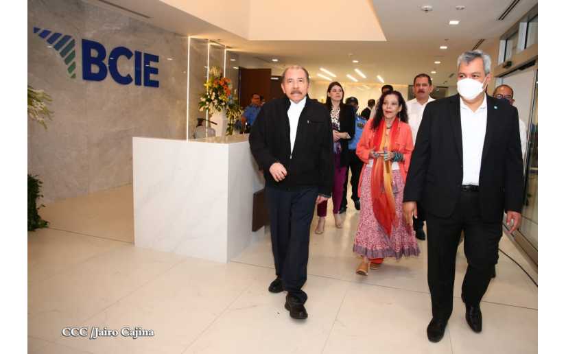 Presidente Daniel Ortega y Compañera Rosario recorren nuevo edificio del BCIE