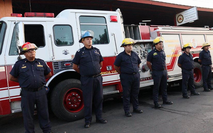 Familias de San Pedro de Lóvago reciben dos nuevos camiones de bomberos