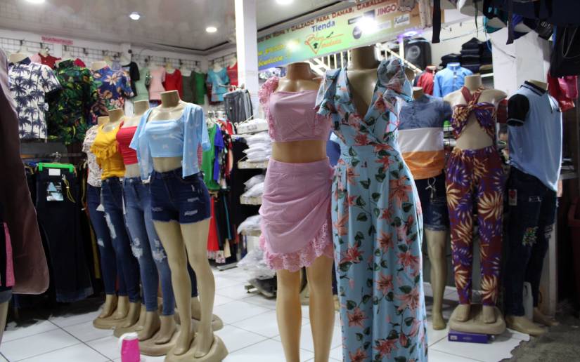 Mercado Israel Lewites abastecido con productos y ropa de verano