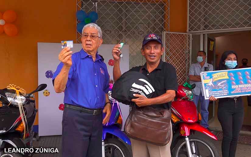 Lotería Nacional entrega tres motos de la raspadita instantánea