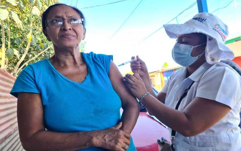 Vacunación contra la covid-19 continúa llegando a más hogares de Nicaragua