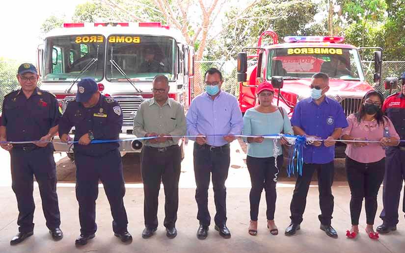Familias de San Pedro de Lóvago inauguran nueva estación de bomberos