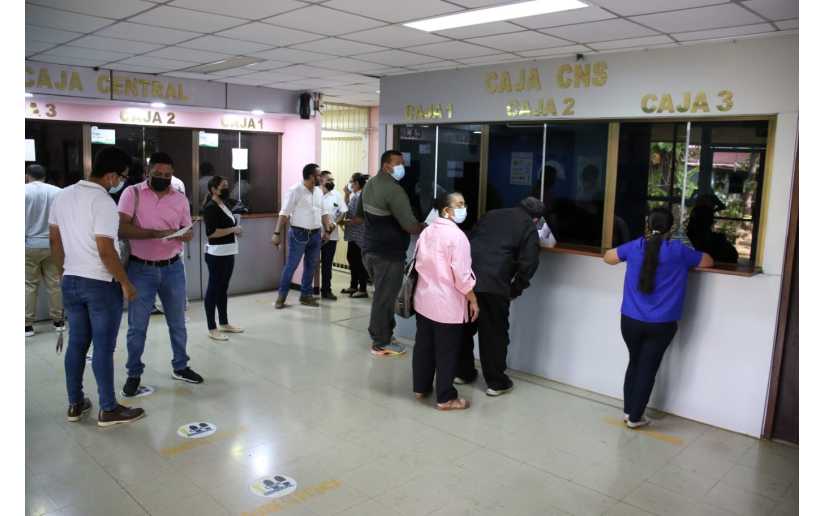 Trabajadores del Ministerio de Salud reciben pago del mes de abril