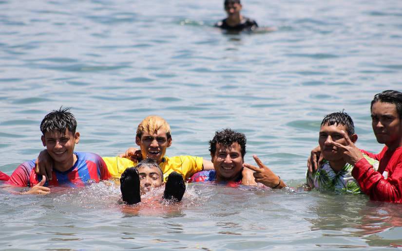 Capitalinos se refugian del calor en las aguas de Xiloá