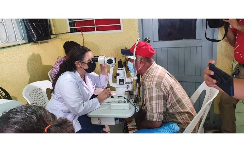 Pobladores del barrio 19 de Julio reciben atención oftalmológica gratuita