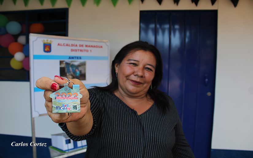 Pobladora del barrio 14 de Junio recibe las llaves de su vivienda digna